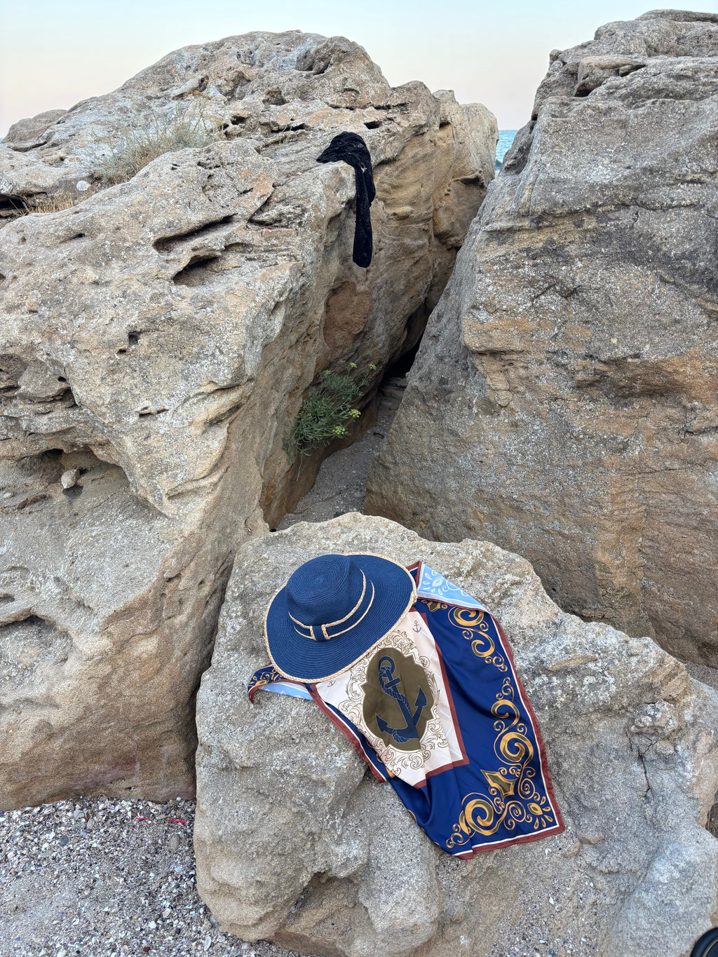 Сатенен шал “Anchored Soul”