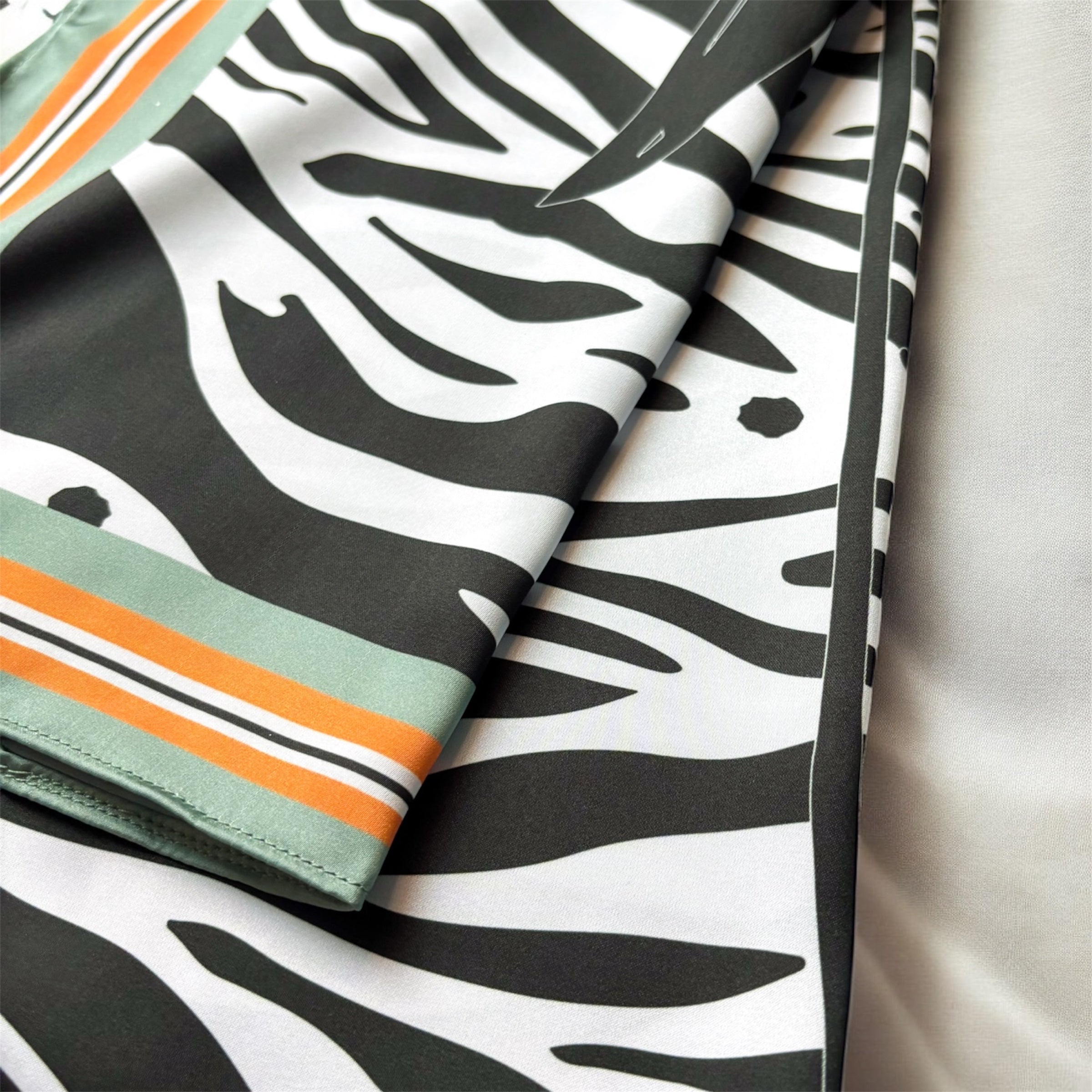 Сатенен шал “Wave of Stripes”