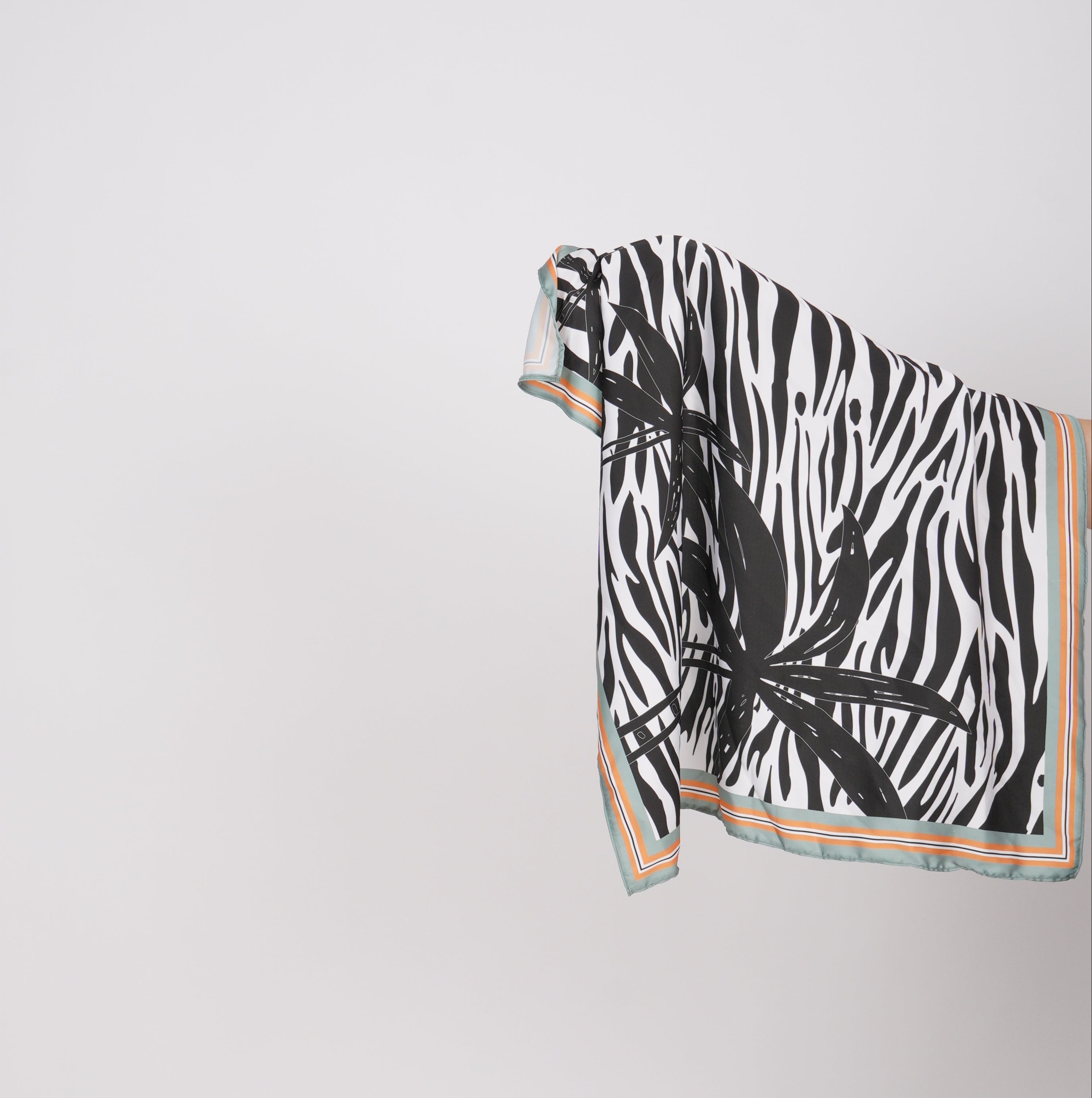 Сатенен шал “Wave of Stripes”