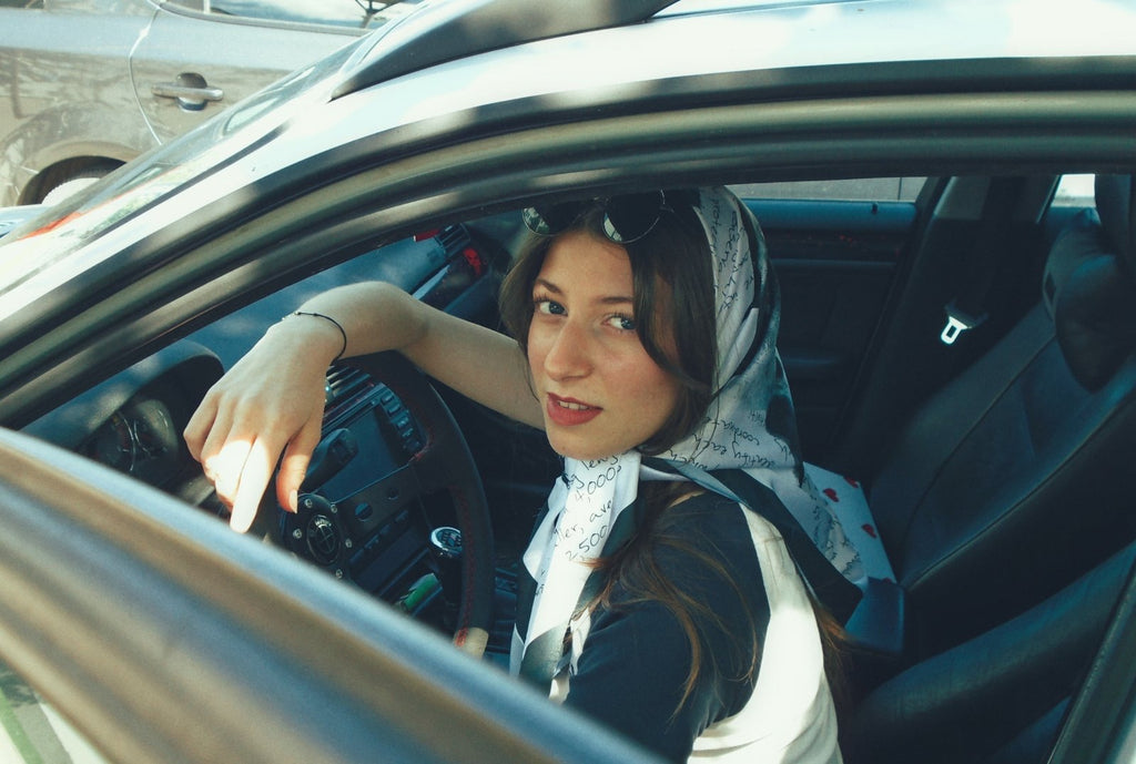 Сатенен шал “Echoes of the Orca”